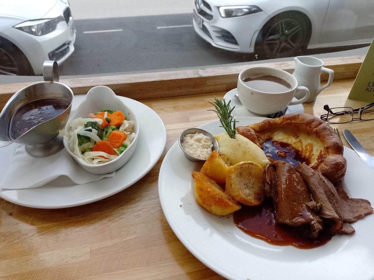 LachlanMain's tweet photo. LYTHAM.
Lunch has arrived ππ
#SUNDAYROAST #roastbeef #LythamKitchen #fatrat https://t.co/2bgurQyeU0