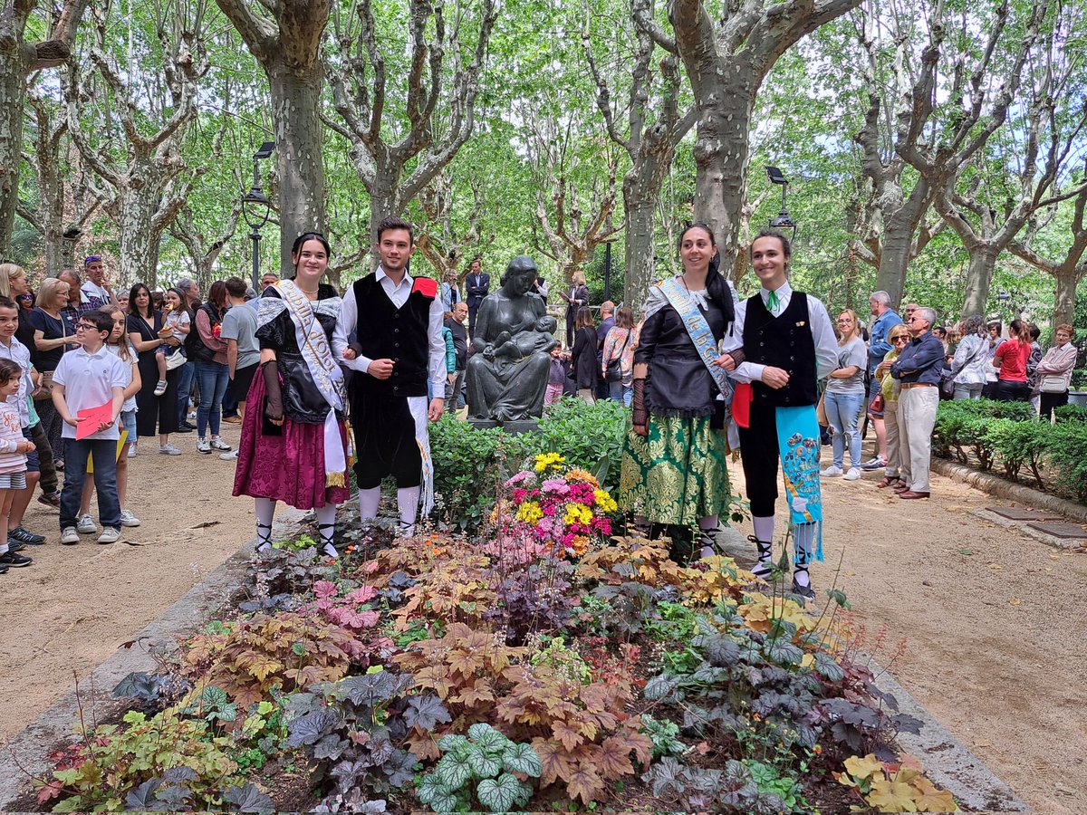 🌼🏃🏼‍♀️🖼️ La Plaça Clarà acull els actes de celebració de la Diada de la Mare. 

Una caminada popular, sardanes i l'homenatge col.lectiu a les mares, activitats organitzades pel Centre d'Iniciatives Turístiques aquest diumenge a #Olot.

#DiadelaMare #femOlot #femciutat