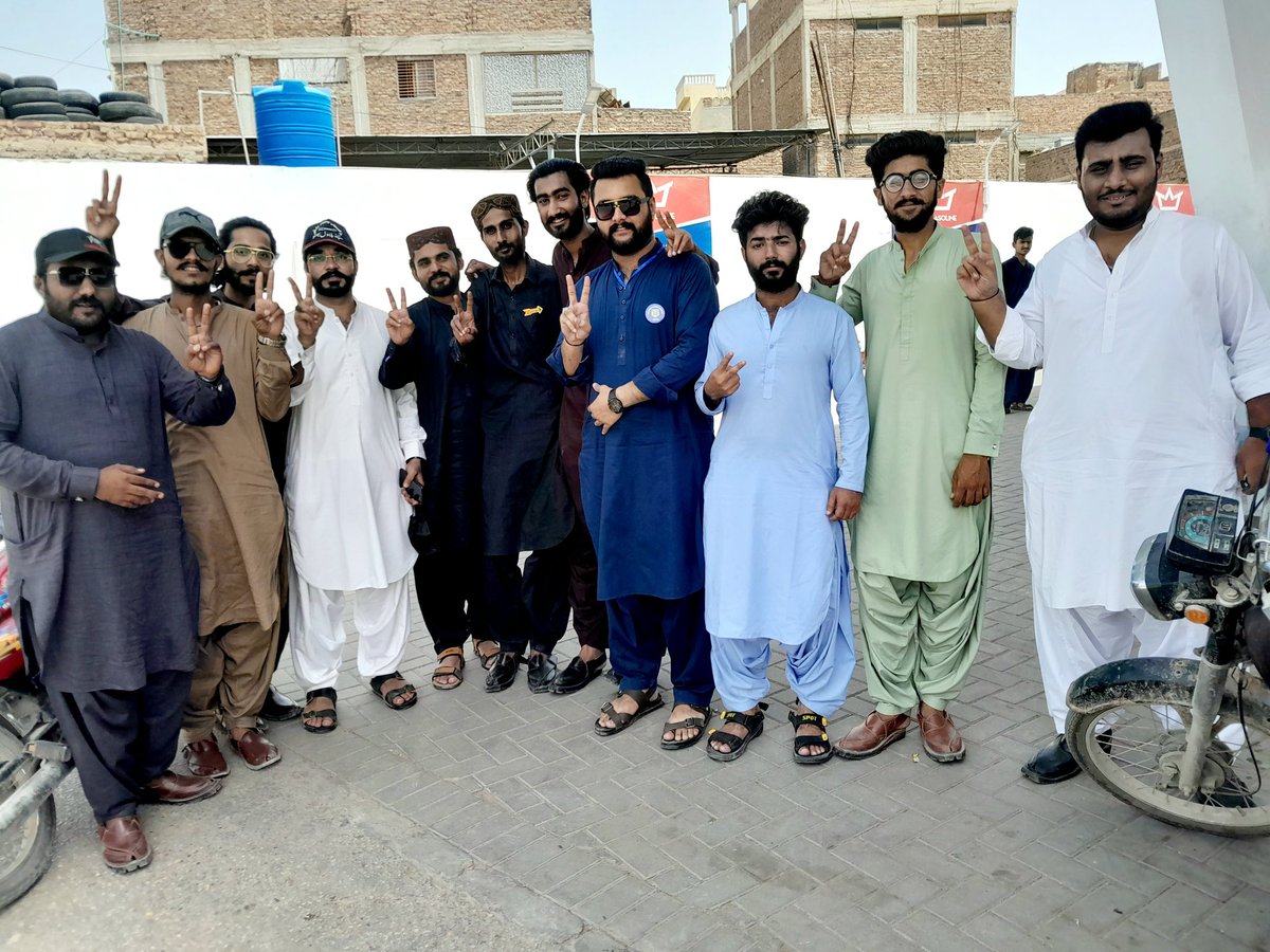AweeMemon56111's tweet photo. سپاف ضلع حیدرآباد کے صدر سرفراز بھرگڑی،ڈپٹی جنرل سیکریٹری نواب چانڈیو، ڈپٹی اطلاعات سیکریٹری امین پنیارو اور تعلقہ سٹی کے صدر عبدالقادر ابڑو اور سپاف حیدرآباد کے دوستوں کے ہمرا مختلف پولنگ اسٹیشنز کا دورہ کیا۔
#BDElection2023 #PSF_Hyderabad
#PSF_City_Hyderabad #TMC_Neroon_Kot https://t.co/jd7jEVMPFm