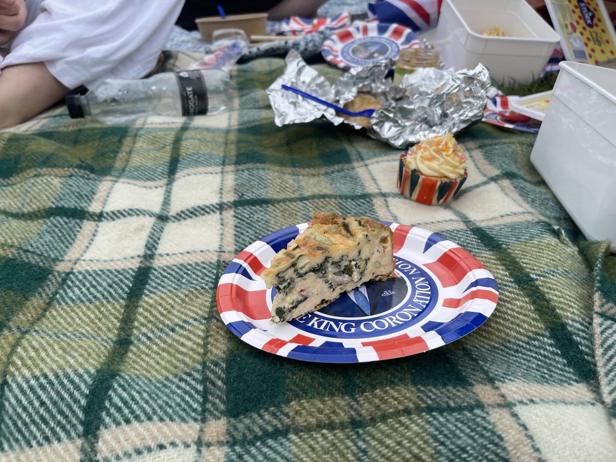 audemazoue's tweet photo. Au lendemain du couronnement, on poursuit les festivités avec le« big lunch » au Royaume-Uni avec au menu la désormais célèbre « coronation quiche » aux épinards. @France24 https://t.co/I9L0tXa2cS