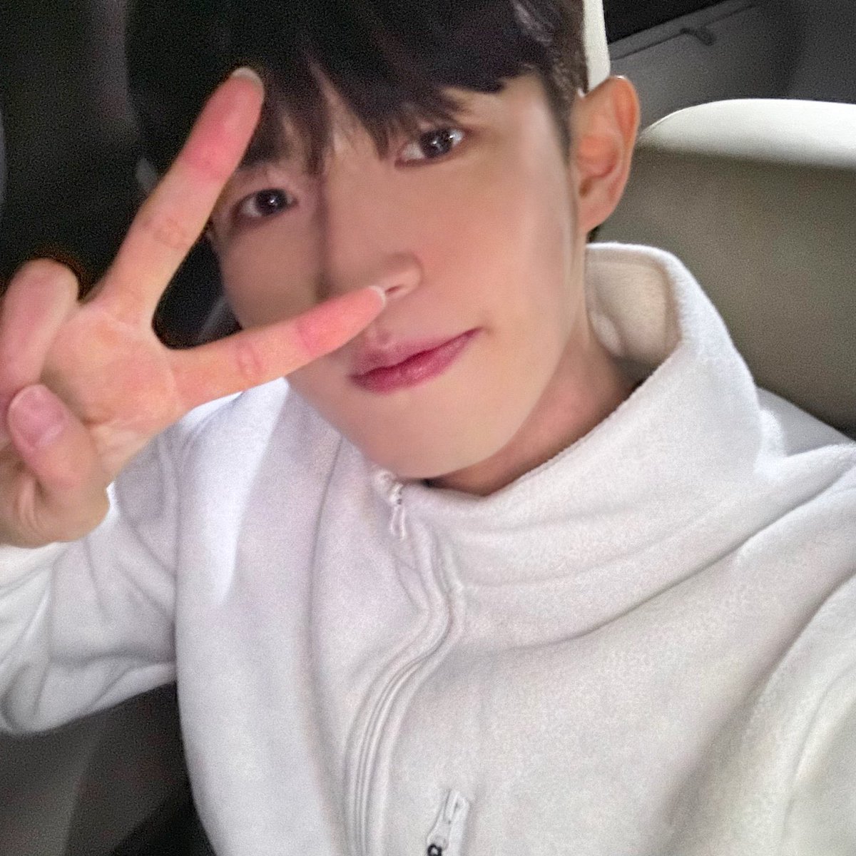 오늘 재환이 셀카들 왜케 귀엽냐❤️ 너무 이뻐ㅜㅠ