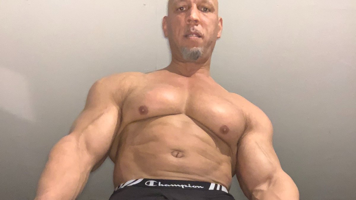 NJBIGSEANN's tweet photo. I like sending u pictures after my intense workout’s at the gym https://t.co/LSuMX4X7qi