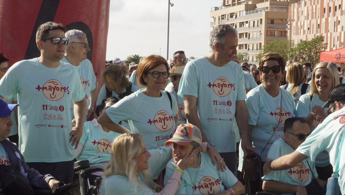 DPHuesca's tweet photo. La Marcha @ASPACE_Huesca tiñe de azul turquesa la ciudad y sus alrededores con más de 9.000 inscritos. La cita con la #parálisiscerebral es referente en el calendario solidario y la vicepresidenta de #DPHuesca Elisa Sancho ha participado junto a más diputados provinciales https://t.co/fuAUb4GLzN