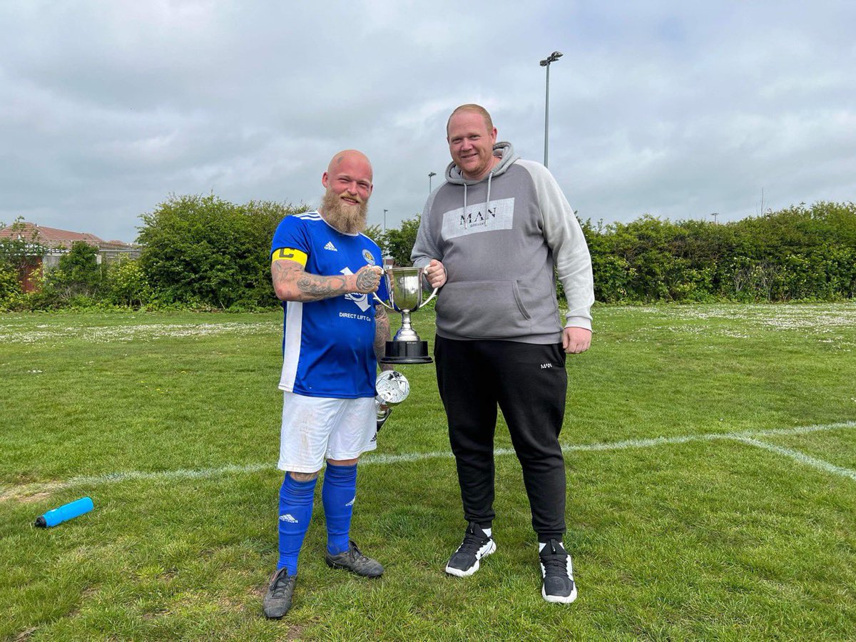 colsunlge's tweet photo. DIVISION TWO CHAMPIONS 🏆

Congratulations to @ClactonAthFC who were presented with their Trophy today for winning Division Two 👏🏻 https://t.co/Pkxg0Ztkwo