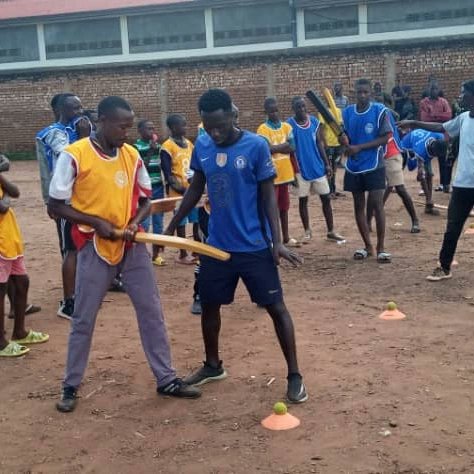 MuyangeStarCC's tweet photo. #CricketMakamba: Ca chauffe, le Cricket aggrandit son territoire petit à petit

Le Groupe Provincial de Formation est en @MuyangeStarCC ce Dimanche pr renforcer les techniq aux coaches &amp; former en masse les nouveaux cricketers locaux. #BurundiCricket #CricketInBurundi @icc_africa https://t.co/19OI60SEmk