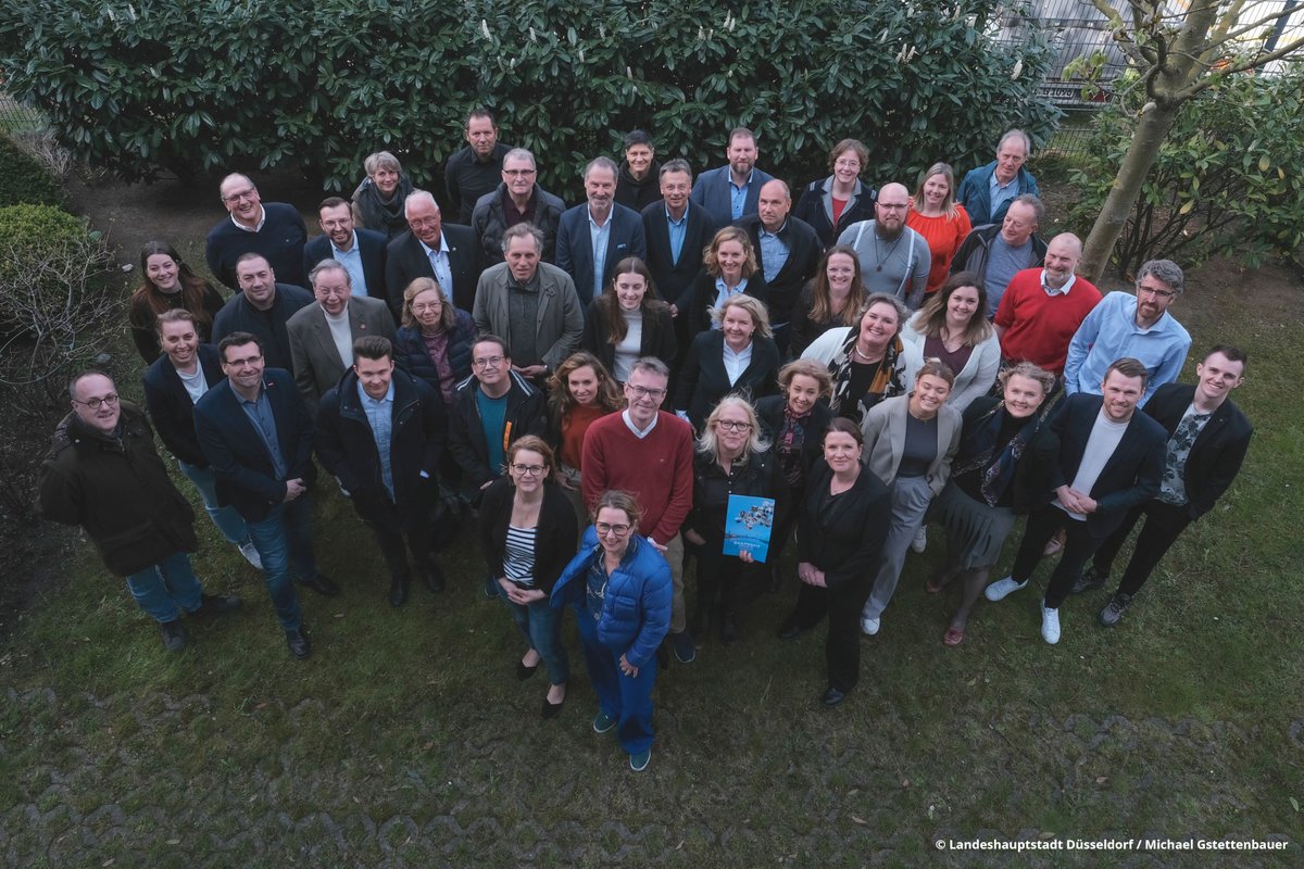 Duesseldorf's tweet image. Gemeinsam mit dem Ökoprofit-Team verbessern 15 Düsseldorfer #Unternehmen ihre #Ökobilanz. Ziel ist es, das ökologische Wirtschaften im Betrieb zu verankern. 🌱🤝

Nach einem halben Jahr zogen sie am Dienstag, 18.4., eine erste #Bilanz. 📝

👉 ow.ly/ieXa50NLKI3