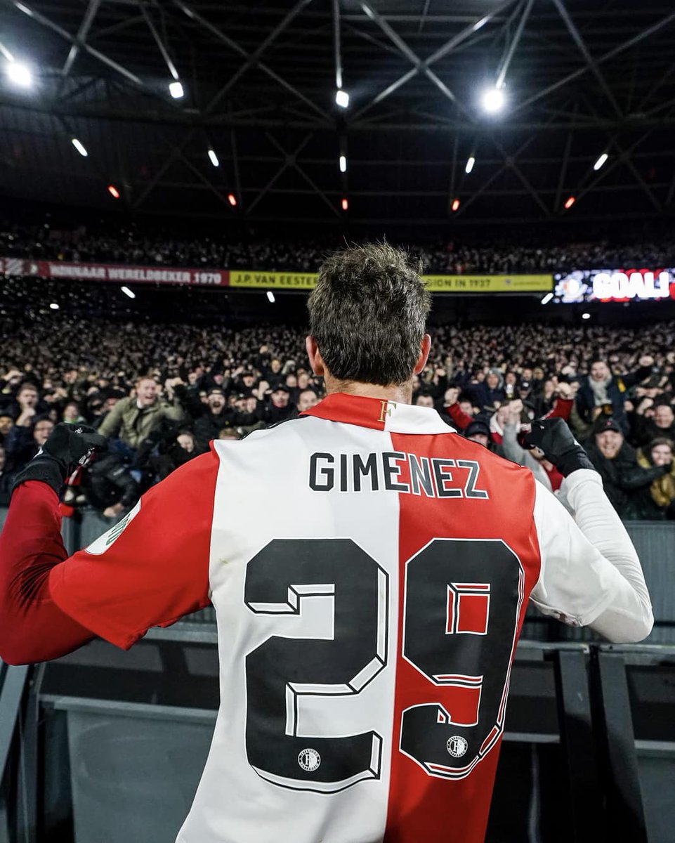 InvictosSomos's tweet photo. Hoy, El Bebote se mandó un DOBLETE. Lleva 7 partidos consecutivos marcando en la Eredivisie. Suma 8 juegos seguidos de Liga convirtiendo fuera de casa. Registra 10 goles en sus últimos 11 partidos con el Feyenoord. Y ya lleva ¡¡22 GOLES!! en su temporada de debut en Europa (récord mexicano). Santi Giménez está haciendo historia. Talento mexicano de PRESENTE Y FUTURO.