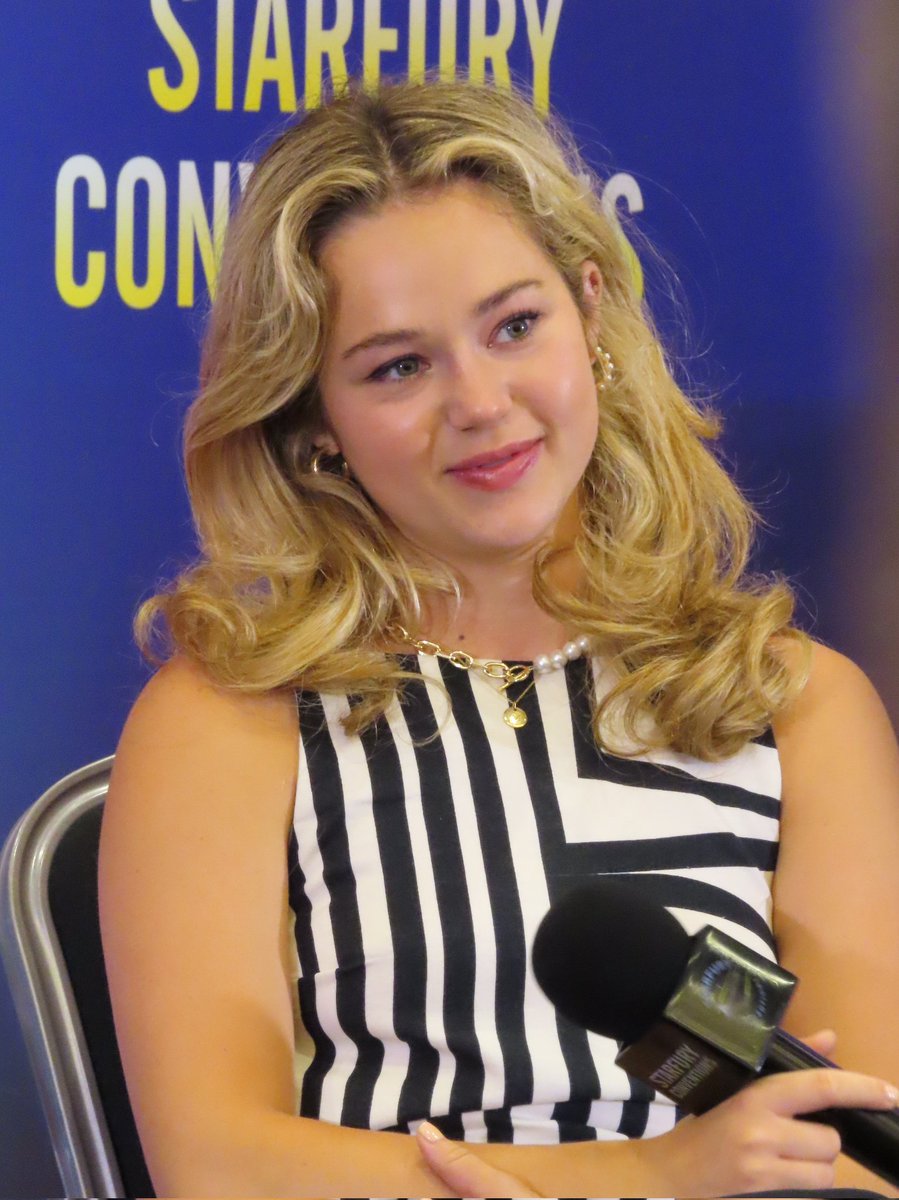 oncerbirdyy's tweet photo. Stargirl stage talk with @Brecbassinger @Megdelacy &amp; @YvetteMonreal at @starfuryevents 's #Aopokolips
#ultimatesapokolips https://t.co/kck9xaRhiK