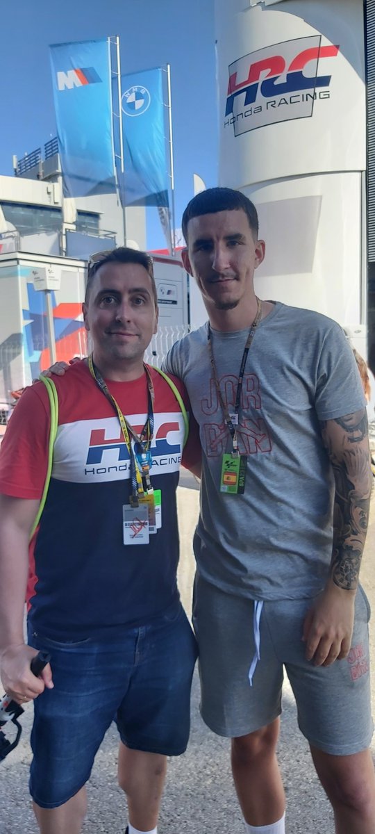 Con el doble campeón mundial de <a href="/MotoGPeSport/">MotoGP eSport World Championship</a> 
el gran <a href="/26_adriaan/">Adrian</a> !!! 
Un fenómeno dentro y fuera de la pista.