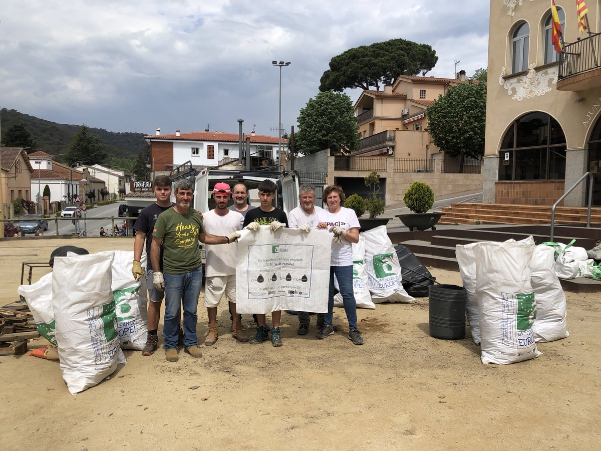 judithcoll's tweet photo. Aquest matí hem fet per quart any el #letscleanup a #Dosrius en el que hem recollit 340kg de residus. La majoria en un espai molt reduït a la part de darrera de l’institut https://t.co/qQUr0RW73s