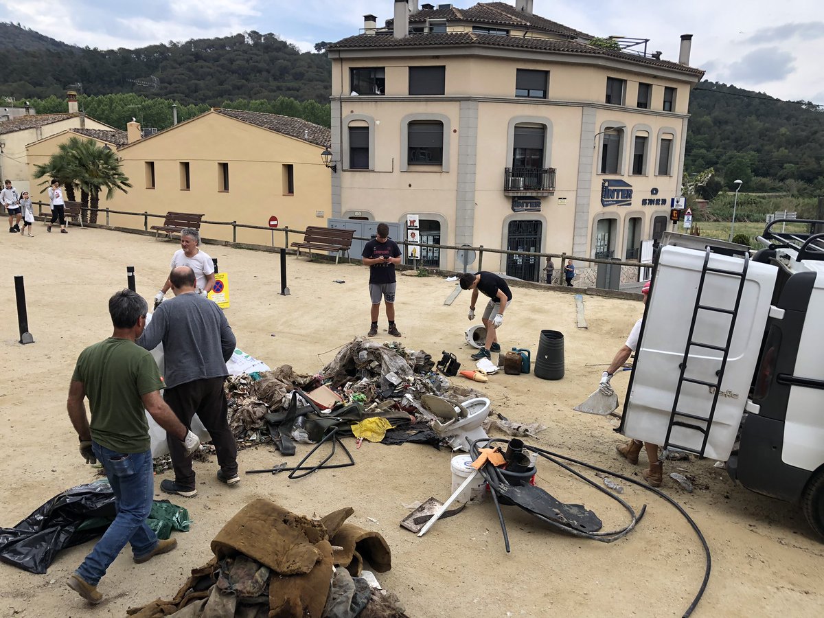 judithcoll's tweet photo. Aquest matí hem fet per quart any el #letscleanup a #Dosrius en el que hem recollit 340kg de residus. La majoria en un espai molt reduït a la part de darrera de l’institut https://t.co/qQUr0RW73s