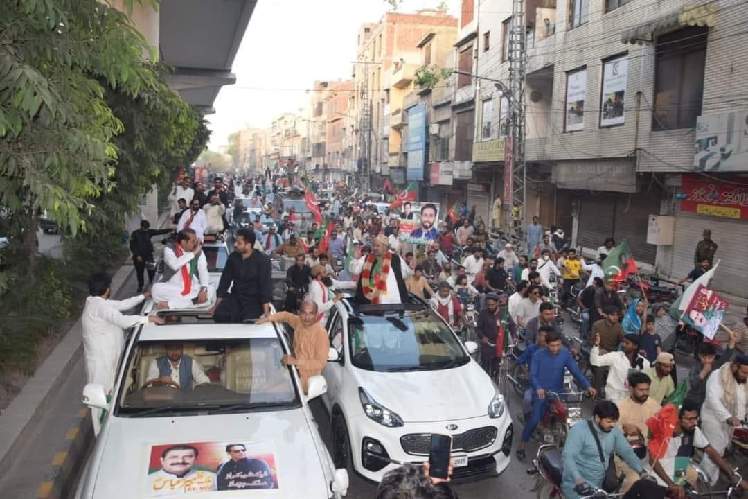 MalikZaheerAK's tweet photo. آج الحمدللہ عوام نے سپریم کورٹ آف پاکستان سے یکجہتی کیلئے اس قدر بڑی تعداد میں نکل کر ثابت کر دیا ہے کہ باشعور عوام کسی صورت آئین سے کھلواڑ ہونے نہیں دے گی۔
#I_StandWithSupremeCourt #PTI #PP166 #Supreme_Court_Of_Pakistan https://t.co/lxQFEGL9xo