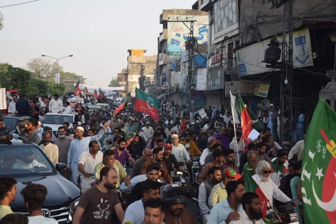MalikZaheerAK's tweet photo. آج الحمدللہ عوام نے سپریم کورٹ آف پاکستان سے یکجہتی کیلئے اس قدر بڑی تعداد میں نکل کر ثابت کر دیا ہے کہ باشعور عوام کسی صورت آئین سے کھلواڑ ہونے نہیں دے گی۔
#I_StandWithSupremeCourt #PTI #PP166 #Supreme_Court_Of_Pakistan https://t.co/lxQFEGL9xo