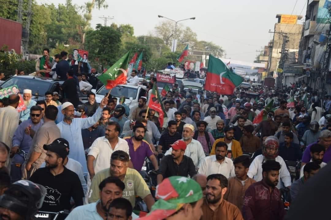 MalikZaheerAK's tweet photo. آج الحمدللہ عوام نے سپریم کورٹ آف پاکستان سے یکجہتی کیلئے اس قدر بڑی تعداد میں نکل کر ثابت کر دیا ہے کہ باشعور عوام کسی صورت آئین سے کھلواڑ ہونے نہیں دے گی۔
#I_StandWithSupremeCourt #PTI #PP166 #Supreme_Court_Of_Pakistan https://t.co/lxQFEGL9xo