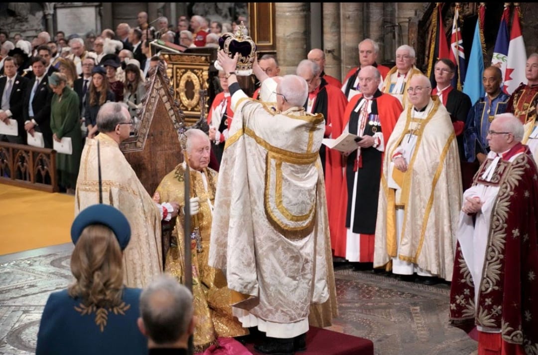 Ne gericiymiş şu İngiltere Baksanıza hâlâ taç giydirme derdinde

Anlaşılan bugüne kadar Cumhuriyet diye bir  idareden söz eden olmamış onlara

Üstelik Krallarına kilisede törenle taç giydirmişler

Laiklik nedir, daha ondan bile haberleri yok zavallıların

Çağdaşlıktan habersizler