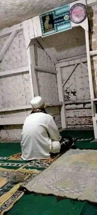 Sholatmu main-main
Tapi permintaanmu bukan main,

Permintaanmu beribu-ribu tapi sujudmu buru-buru

Alloh telah memberimu semuanya
Tapi ibadahmu semaunya.

*Menampar diriku sendiri