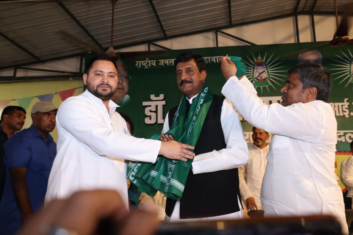 yadavtejashwi's tweet photo. भारतीय पुलिस सेवा के अवकाश प्राप्त पदाधिकारी तमिलनाडु के पूर्व डीजीपी डॉक्टर करुणा सागर जी ने आज राष्ट्रीय जनता दल की सदस्यता ग्रहण की। इस दौरान पार्टी के वरिष्ठ नेता और कार्यकर्तागण उपस्थित रहे। https://t.co/k5q0k9kqYY