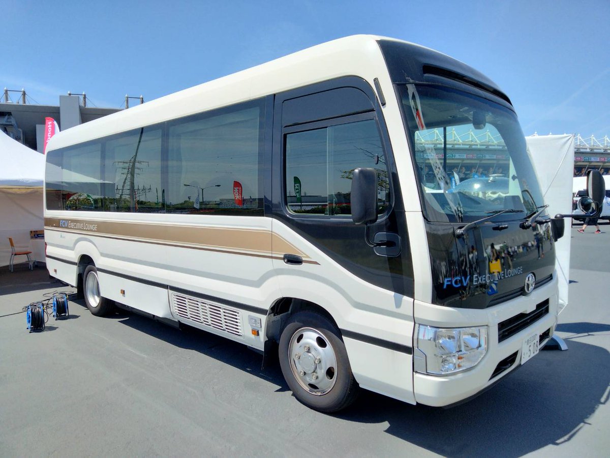 Ai300198201's tweet photo. #トヨタ
#コースター
#TOYOTA
#燃料電池
#水素
#FCHV
#カーボンニュートラル
#鈴鹿サーキット
豪華シート架装+車内右側面にモニターがついていてレース観戦できました。
しかしながら、シートにくつろいで座っていると画面がみえないという… https://t.co/DlnlNeItMb