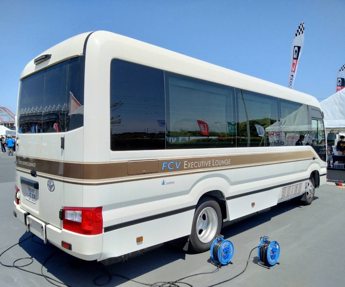 Ai300198201's tweet photo. #トヨタ
#コースター
#TOYOTA
#燃料電池
#水素
#FCHV
#カーボンニュートラル
#鈴鹿サーキット
豪華シート架装+車内右側面にモニターがついていてレース観戦できました。
しかしながら、シートにくつろいで座っていると画面がみえないという… https://t.co/DlnlNeItMb