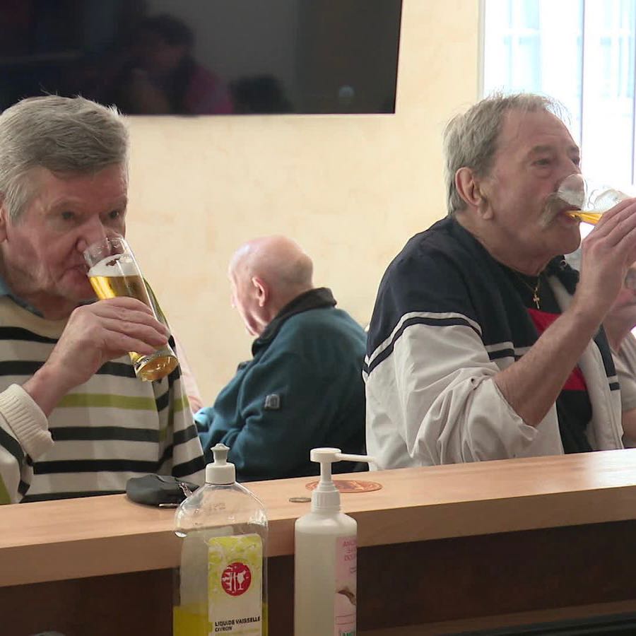 🇫🇷 À Abbeville dans la Somme, un bistrot a été aménagé au beau milieu d'un Ehpad. Le succès a été immédiat, à tel point que le barman a du mal à fermer le bar le soir, car personne ne veut partir ! ❤️ (France 3)

📸 Augustin François-Poncet