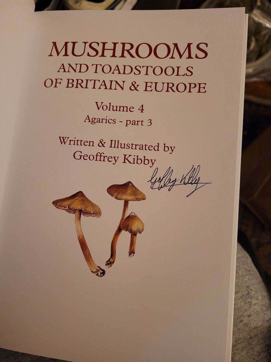 pillemeni's tweet photo. Volume 4 ist endlich zu haben. Und sogar mit Signatur:)
Allen ein schönes Wochenende!!
#mushroom #pilze https://t.co/Z65NRC1hlk