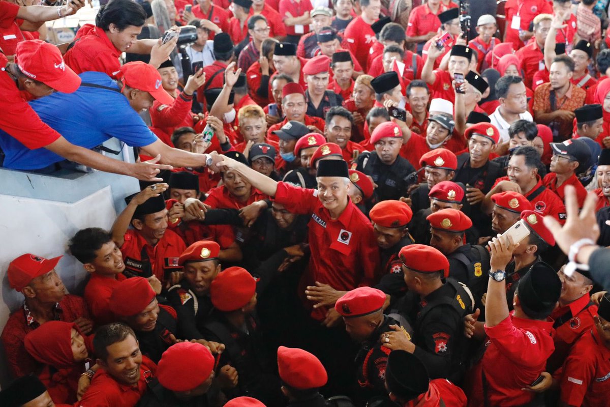 Teng ji teng beh, banteng siji banteng kabeh! 🤟🏼 

Ayo terus gelorakan semangat meraih kemenangan. Dari Jember kita tularkan spirit juang kepada seluruh kader-kader banteng di manapun berada. 

Gandeng tangan siapa saja yang ingin Indonesia lebih baik.