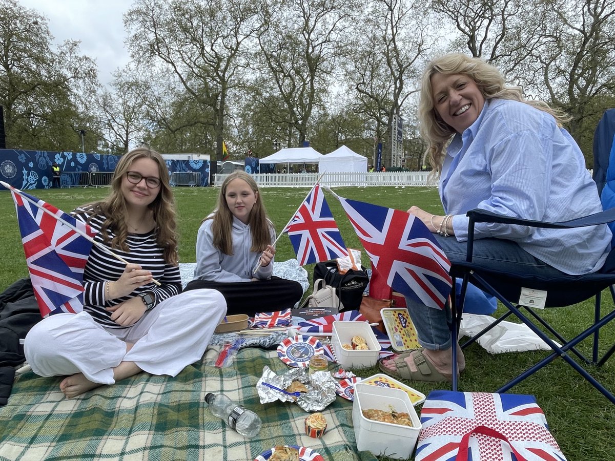 audemazoue's tweet photo. Pip et ses deux filles de 15 et 10 ans trouvent que l’idée de la quiche aux épinards est une excellente idée de la famille royale car elle est « très bonne et permet de rassembler tout le monde ». #Couronnement ⁦@FRANCE24⁩ https://t.co/7PvohMAOQE
