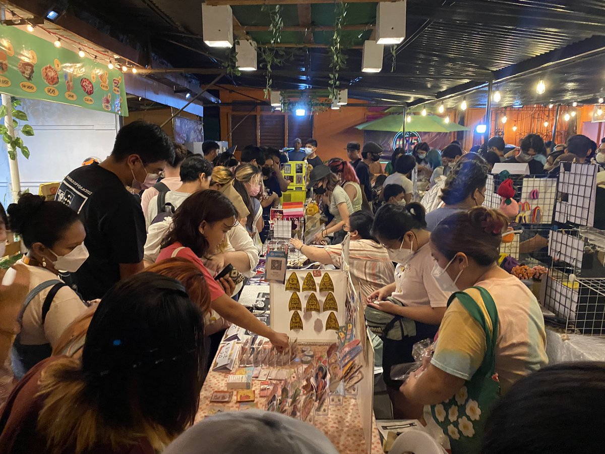lbtimesph's tweet photo. TINGNAN: Dinagsa ang “Komikaravan” ng The Graphic Literature Guild sa isang “Night Art Market” noong nakaraang Huwebes, Mayo 4, sa 1975 Food Park, Umali Subdivision, Brgy. Batong Malake.

[1/2] https://t.co/Tx3UI1IJa3