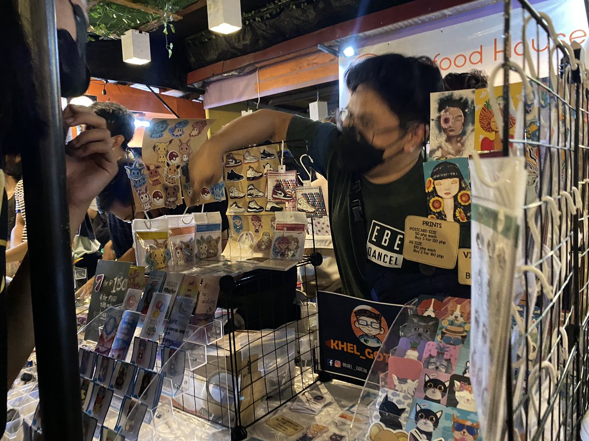 lbtimesph's tweet photo. TINGNAN: Dinagsa ang “Komikaravan” ng The Graphic Literature Guild sa isang “Night Art Market” noong nakaraang Huwebes, Mayo 4, sa 1975 Food Park, Umali Subdivision, Brgy. Batong Malake.

[1/2] https://t.co/Tx3UI1IJa3