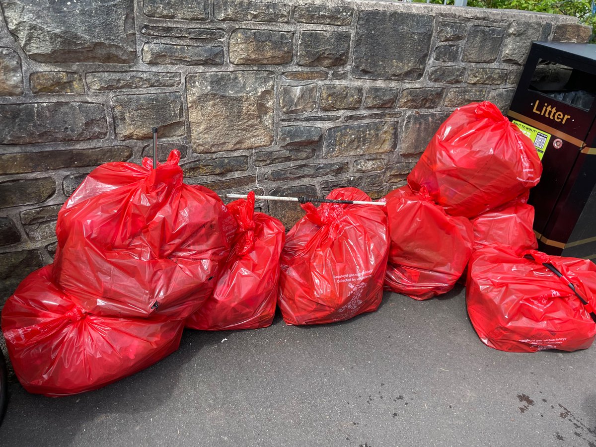Da iawn i blant Ifor Hael am helpu <a href="/GreenBettws/">Green Bettws</a> bore ma. Rydych yn ddinasyddion egwyddorol a gwybodus gwych!🚯🌍💚

Well done to Ifor Hael pupils for helping <a href="/GreenBettws/">Green Bettws</a> this morning. You're all wonderful ethical, informed citizens! 🚯🌍💚

#YGIHeco