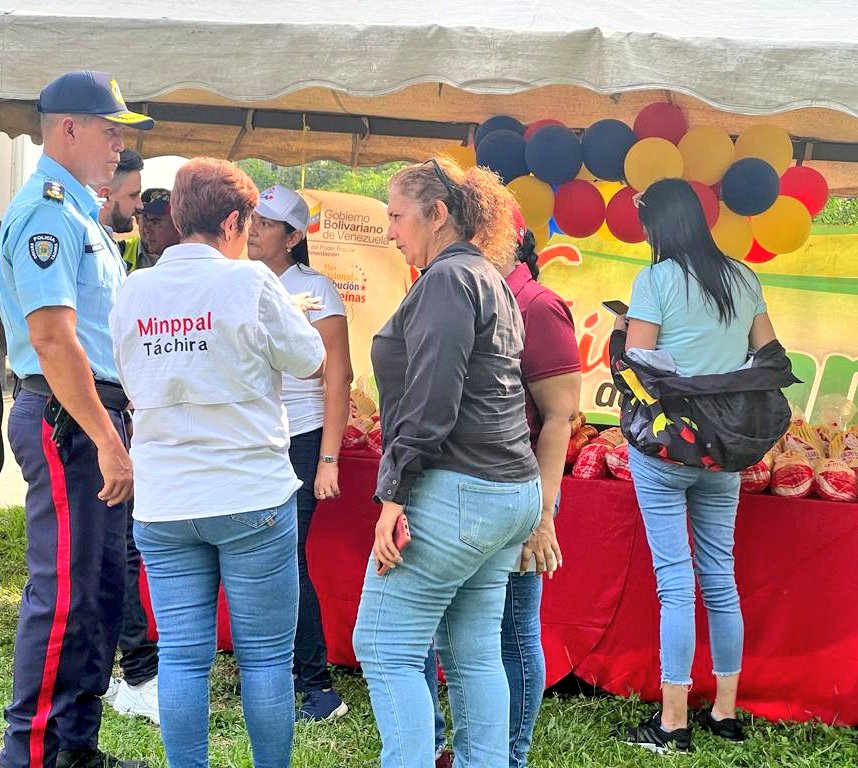 #SomosMisiónAlimentación #Táchira | Cumplimos el mandato de los #CLAP del Municipio Samuel Darío Maldonado, y llevamos la Feria de Campo Soberano a la Base de Misiones "Araguaney".

Más de 5 toneladas de proteínas benefician a 1.449 familias. 

#ConMaduroMeResteo