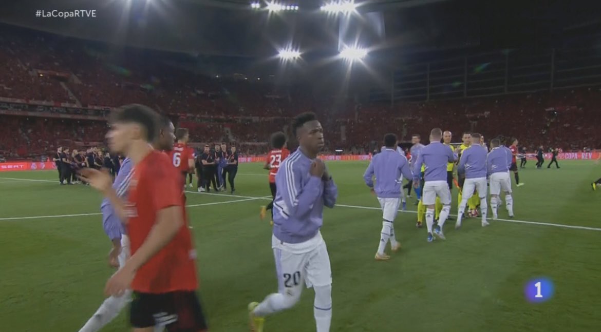 jotajordi13's tweet photo. Vinicius es el jugador más PROVOCADOR q hemos visto nunca, y es ya al que más manía le tienen todos sus compañeros de profesión. https://t.co/0zPUmgvuIf