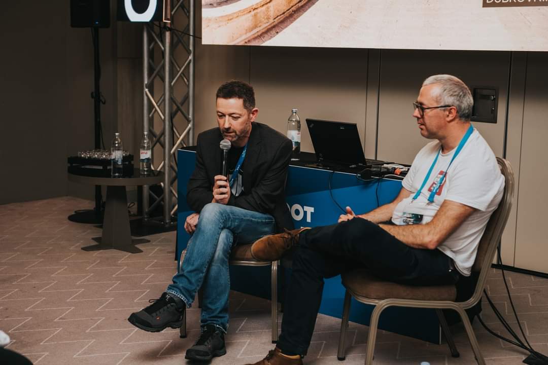 It's here! The Fall and Rise of Adventure Games discussion with @tonywarriner & Seoirse live at @RebootDevelop can now be listened to in its entirety on all major podcast platforms & at the link below! This is certainly not to be missed! #rebootdevelop adventuregamespodcast.com/podcast/2023/3…