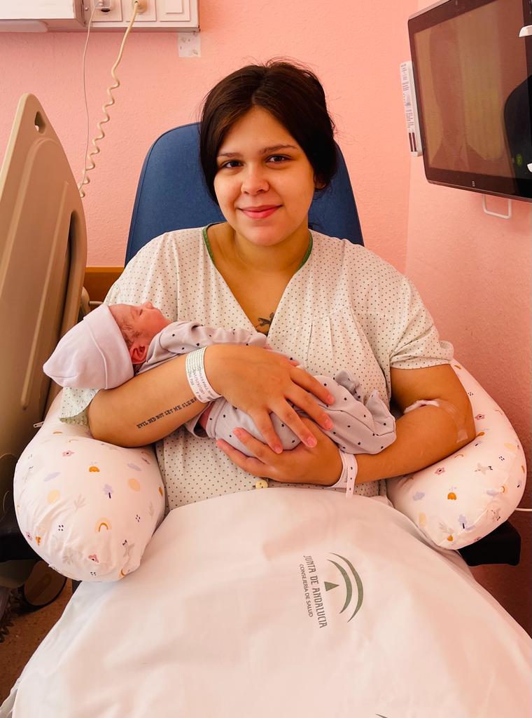 Imagen 1️⃣👉 1993. Petra daba a luz a Diego.
Imagen 2️⃣👉 2023. Isabella ha  dado a luz a Gabriel.

Entre estas dos 📷 han pasado 30 años y cerca de 33 mil nacimientos.

 ¡Felicidades a todas las madres que dieron a luz en el Hospital de #Osuna! 

#30AñosCuidándote #DiaDeLaMadre