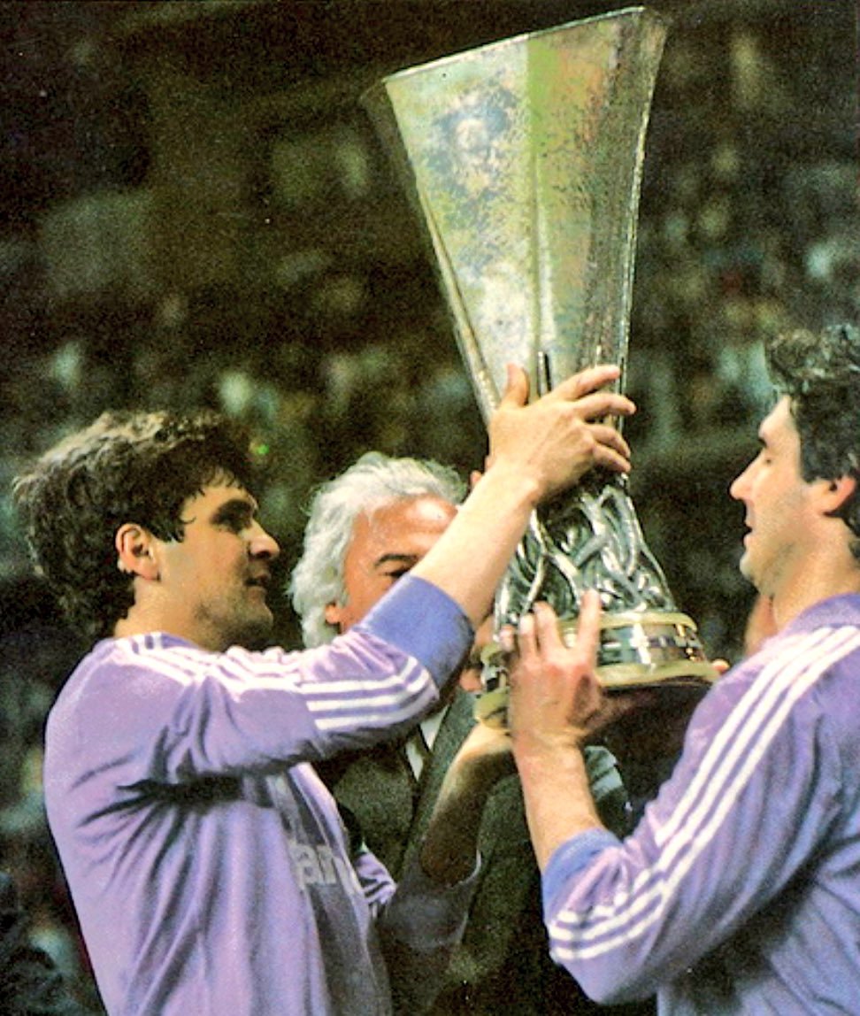 Jugadores con más torneos largos (Liga, Copa, Copa de Europa, Recopa, UEFA) ganados con el Real Madrid:
20 Gento
16 Camacho
15 Pirri, Santillana y Miguel Ángel
14 Di Stéfano y Sanchís
13 Amancio y Marcelo
12 Benzema y Chendo
