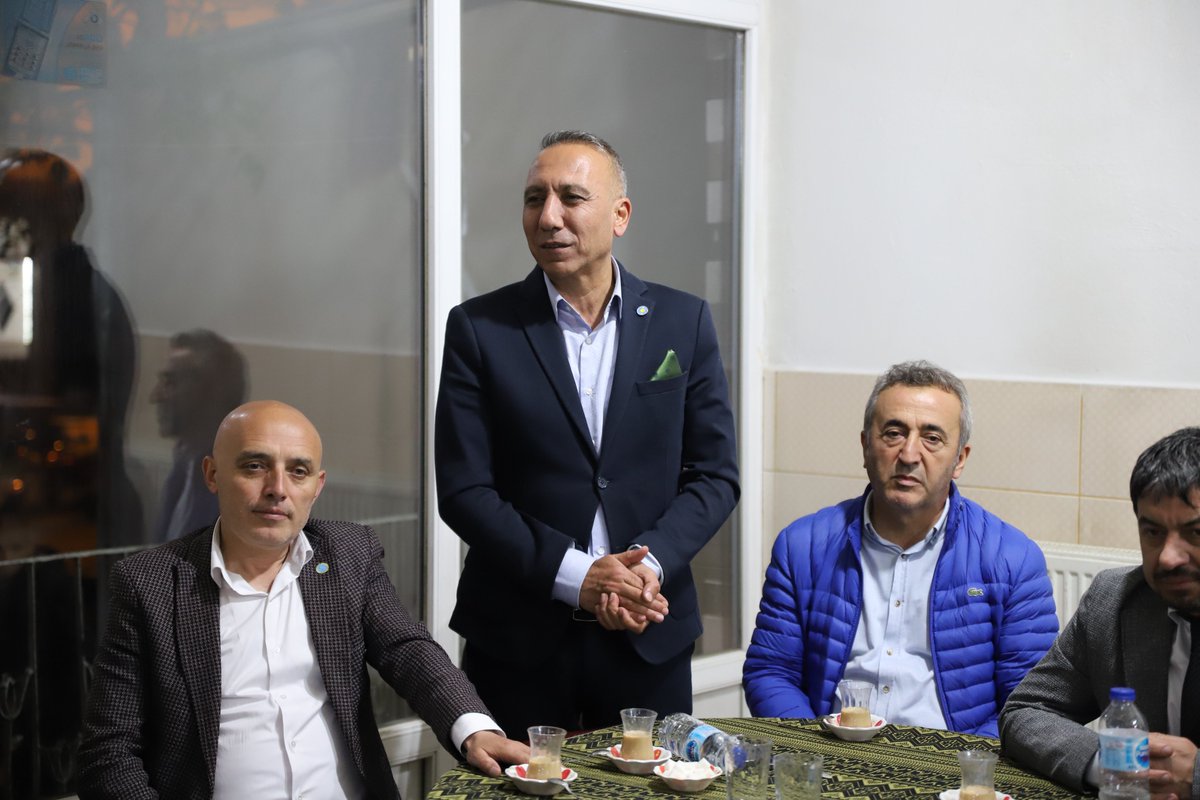 muhammetgur64's tweet photo. Dikilitaş Mahallemizde kahvehane ziyaretindeydik. Kıymetli mahalle sakinleri ile bir araya geldik dertleştik, hasbihal ettik. Güzel sohbet, destek ve sıcak ilgileri için teşekkür ediyoruz. Söz verdik İYİ Parti iktidarında yüzler gülecek. Dikilitaş İYİ’lerden yana.
#AzKaldı
#TürkiyeTarihYazacak!
#UsakTarihYazacak!
#UmutsuzlukTarihOlacak!