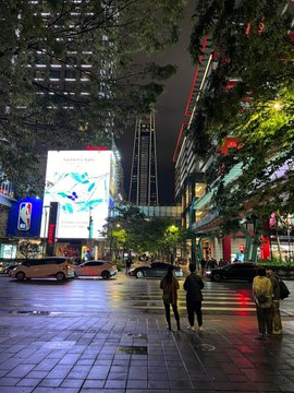ppnohc_'s tweet photo. I feel lonely again inexplicably, but the city is clearly crowded with people. https://t.co/p0RPVUFl4t