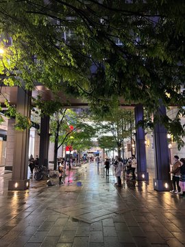 ppnohc_'s tweet photo. I feel lonely again inexplicably, but the city is clearly crowded with people. https://t.co/p0RPVUFl4t