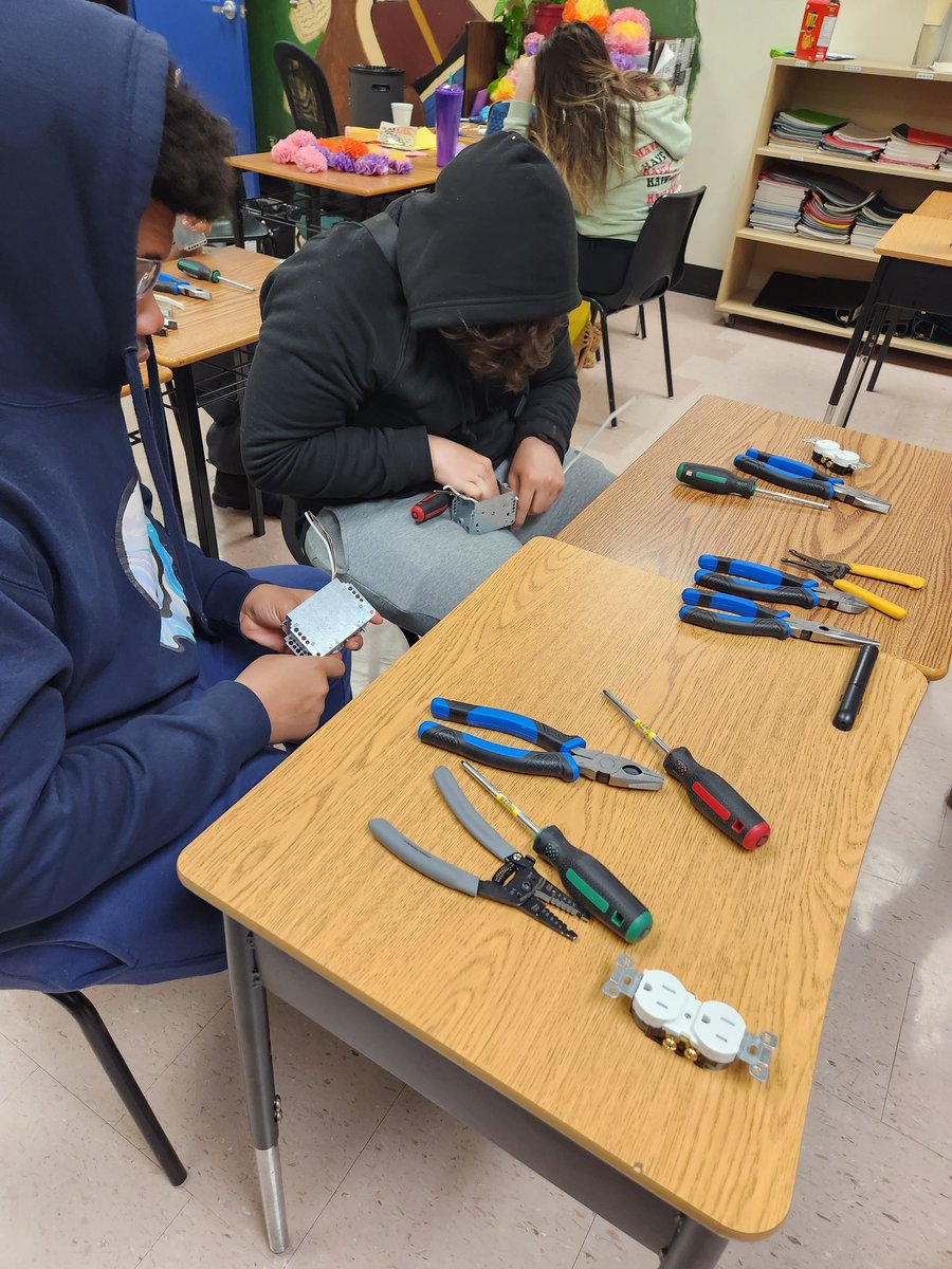 OYAPHWCDSB1's tweet photo. #oyaphwcdsb Electrical workshop for the students at Wilmas Place @HWCDSB Thanks Shannon @LadyTymosko for sharing your pathway experiences and skills with our students!  #apprenticeshipworks #taketech #takecoop @OyapPajo @HWCDSBmyPath @DeanDiFrancesco https://t.co/nlXCAcOgNC