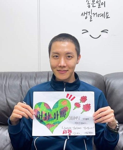 uarmyvibe's tweet photo. OMG...Hobi sending a message to his parents in celebration of Parents' Day in Korea 😭 https://t.co/BHBooTZEF4