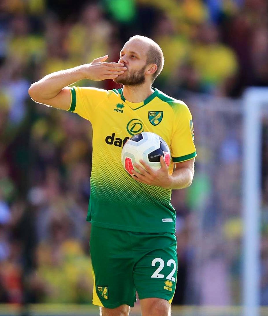 eetuikola's tweet photo. 🇫🇮 Teemu Pukki hyvästelee tänään Norwichin. Viisi ikimuistoista vuotta, joiden aikana mm.
🏆 2 Mestaruussarjan voittoa
🎖️ 1 Mestaruussarjan POTY
⚽️ 22 maalia Valioliigassa
🔰 4. sija Norwichin kaikkien aikojen maalintekijöiden listalla
🐐 𝐆𝐎𝐀𝐓. — #Valioliiga #Huuhkajat https://t.co/YYsqjUqfjF