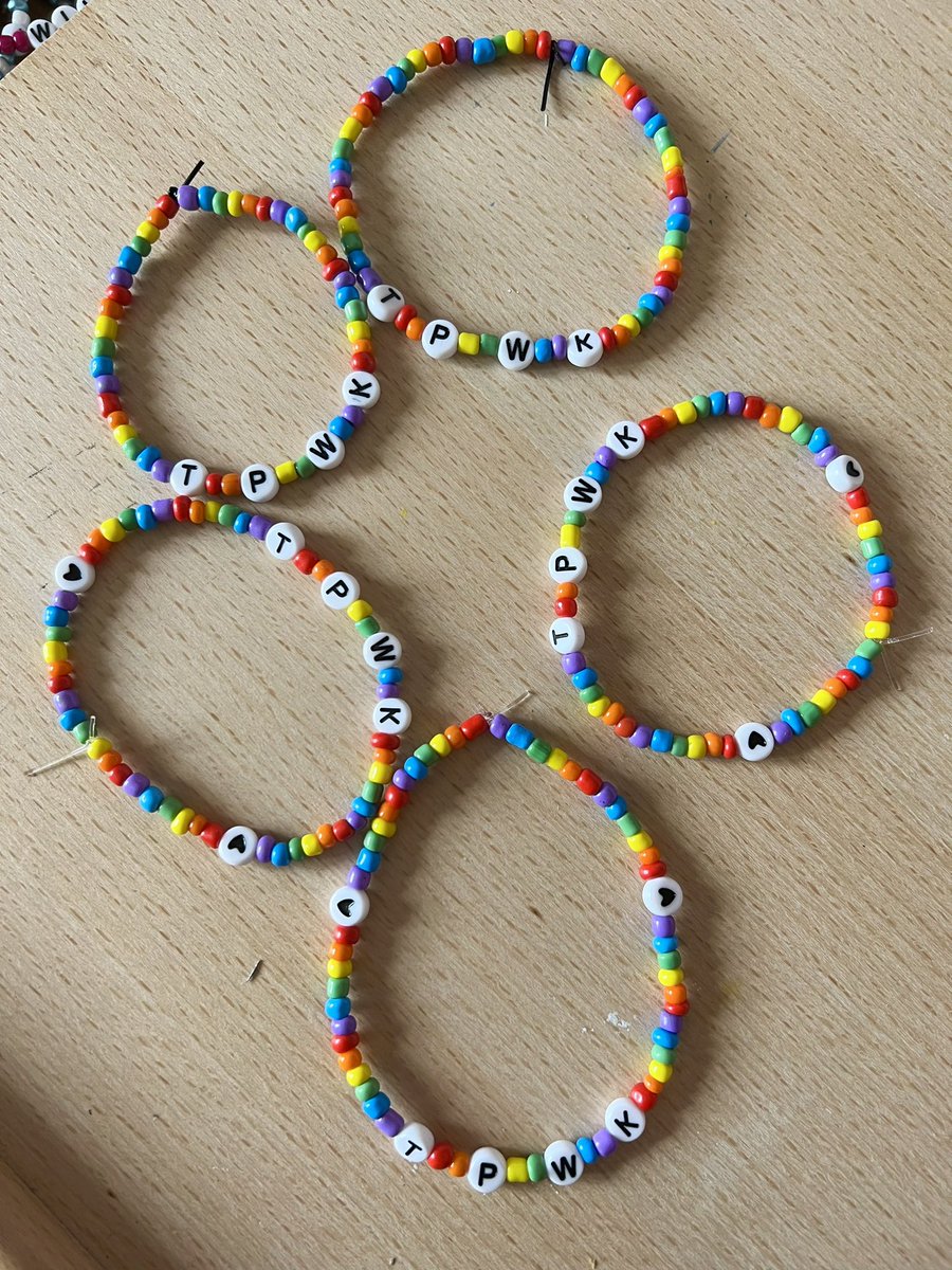 Thread of friendship bracelets I’ve made for Harry’s tour 🌻

(I’ll update this as I make more)