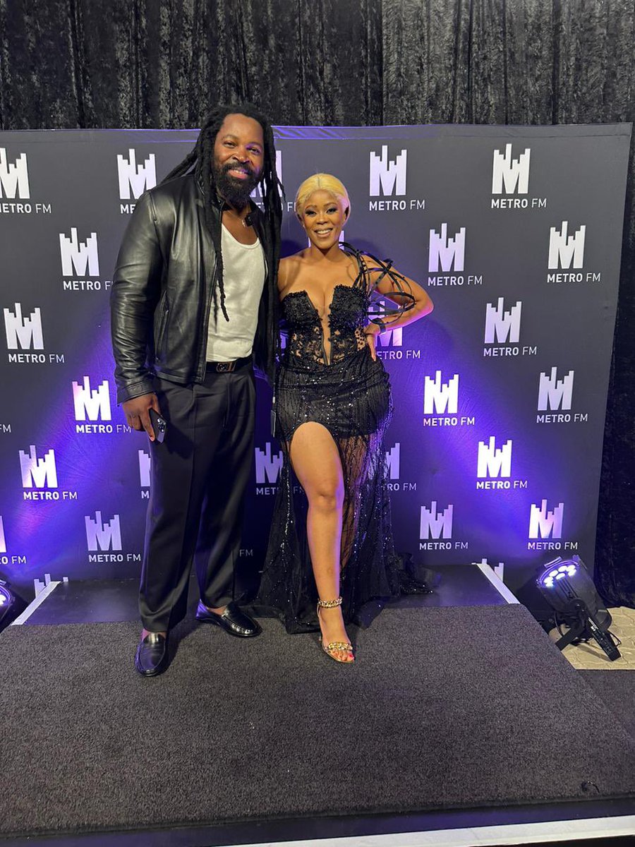 ligwalagwalaFM's tweet photo. A big S/O to our MP Combo Ladies @buhlesOnLfm . from @ligwalagwalaFM and @thandymamakhe from @Ikwekwezi_FM for holding it down as guest presenters at the #MMA23 #blackisback #mpcomboπ π» https://t.co/FGKSuaPwGs