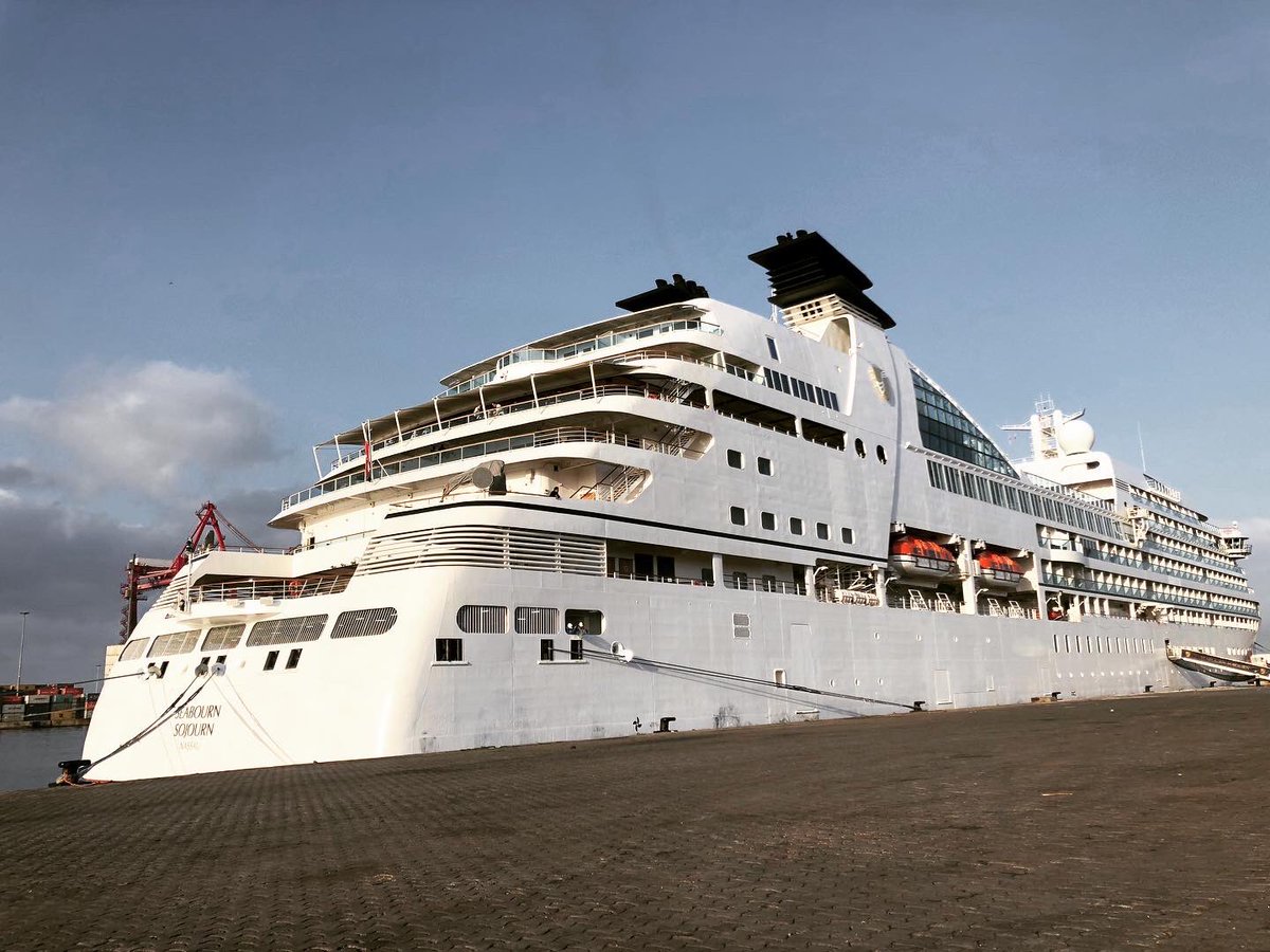 KassirInoussa's tweet photo. Le #Port Autonome de #Cotonou accueille ce matin son 3ème #navire de #croisière en seulement l’espace d’un (01) mois. Il s’agit du navire Seabourn Sojourn 🛳️ @SeabournCruise en provenance de Walvis Bay (#Namibie 🇳🇦). Construit en 2010, il mesure 200m de longueur et 26m de largeur https://t.co/h3QQfwbXpA