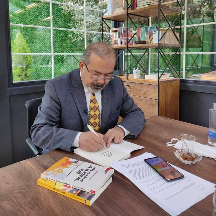 Cumhurbaşkanı adayı Sn. K. Kılıçtaroğlu 6 Mayıs tarihinde “Ne Batı ne Doğu, bu Türk’ün Yolu” başlıklı bir vıdeo paylaştı. 
Özetle dedi ki: “Türkiye’nin Türk Dünyasıyla Buluşma Projesi ile Tarihi İpek Yolunu yeniden canlandıracağız"
Projeyi dinlerken “Aklın Yolu birdir” dedim.