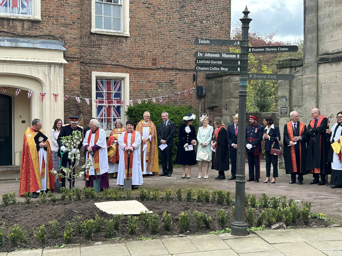 LeeStephenBates's tweet photo. Our @LLStaffordshire representing their Majesties today at service of Thanks Giving to our King&Queen @LichfieldCath

Where he read a message of thanks from their Majesties to congregation 👑🇬🇧

@LLStaffordshire helped plant a ‘Windsor Apple Tree 🍎’ in marking of the #Coronation with church leaders

My first outing as Deputy Lieutenant with lots of other #Staffordshire DLs in attendance