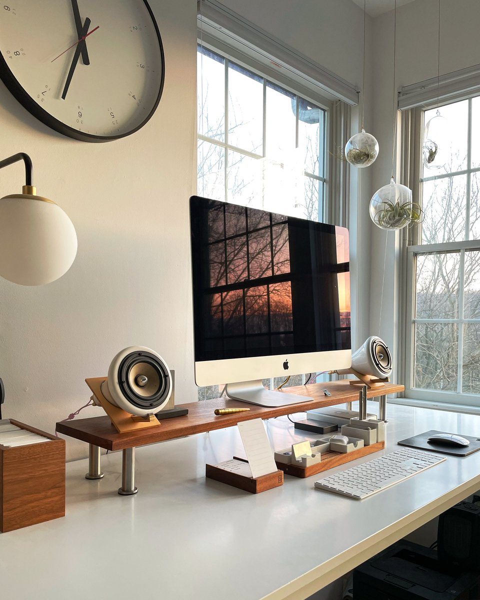 matt_gray_'s tweet image. 14 aesthetic desk setups (for deep work): 

1. Jeff Sheldon (@ugmonk)