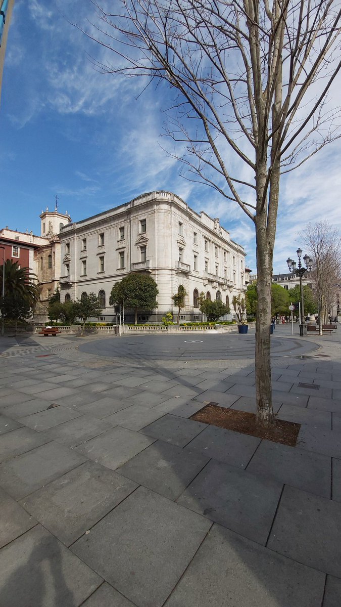 Apez140's tweet image. #Momentos
De #Reflejos de un antiguo #BancoDeEspaña en las cristaleras de un entrada al #Parking de la Plaza de #AlfonsoXIII, #LaCity, Santander...🧚‍♂️😎