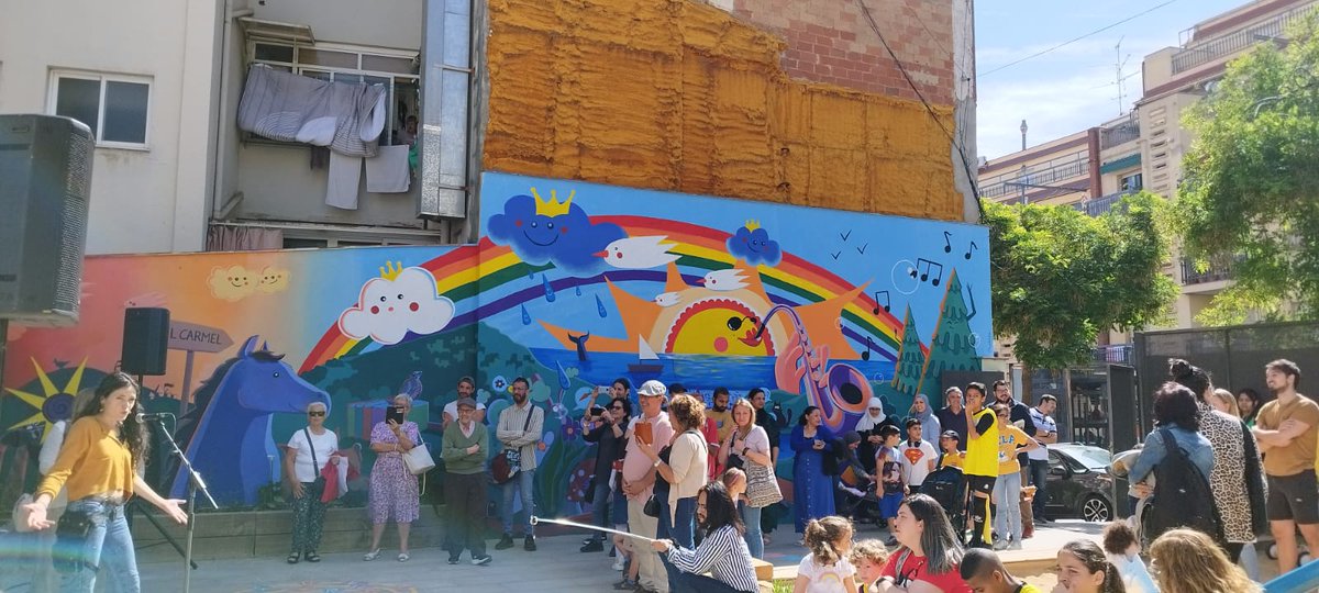 🌈🪅La comunitat educativa de l'@EscolaCarmel va inaugurar ahir amb una festa el mural que ha dissenyat amb <a href="/carmelalavista/">Carmel a la Vista</a> enmarcat dins el <a href="/PladebarrisBCN/">Pla de barris BCN</a> amb la col·laboració de <a href="/Fundacio3Turons/">Fundació Els 3Turons</a>. El resultat de mirades i reflexions conjuntes i visible des del carrer Llobregòs!