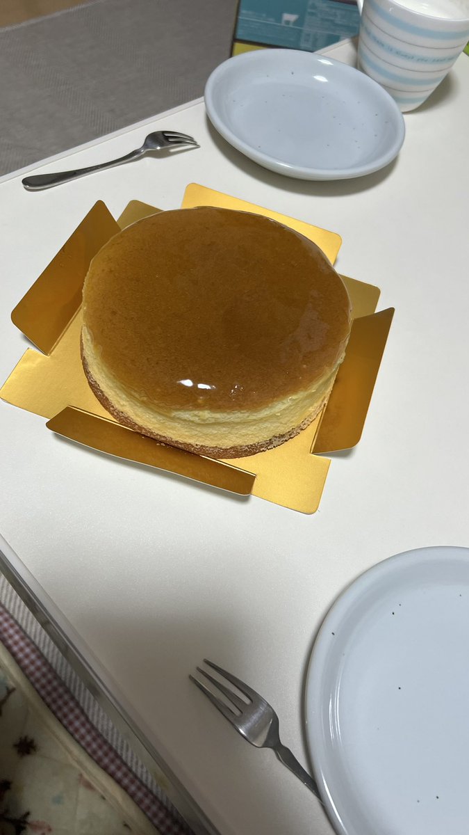 fps_reaf's tweet photo. 誕生日ケーキはチーズケーキ🎈 https://t.co/u9g6xLxsNy